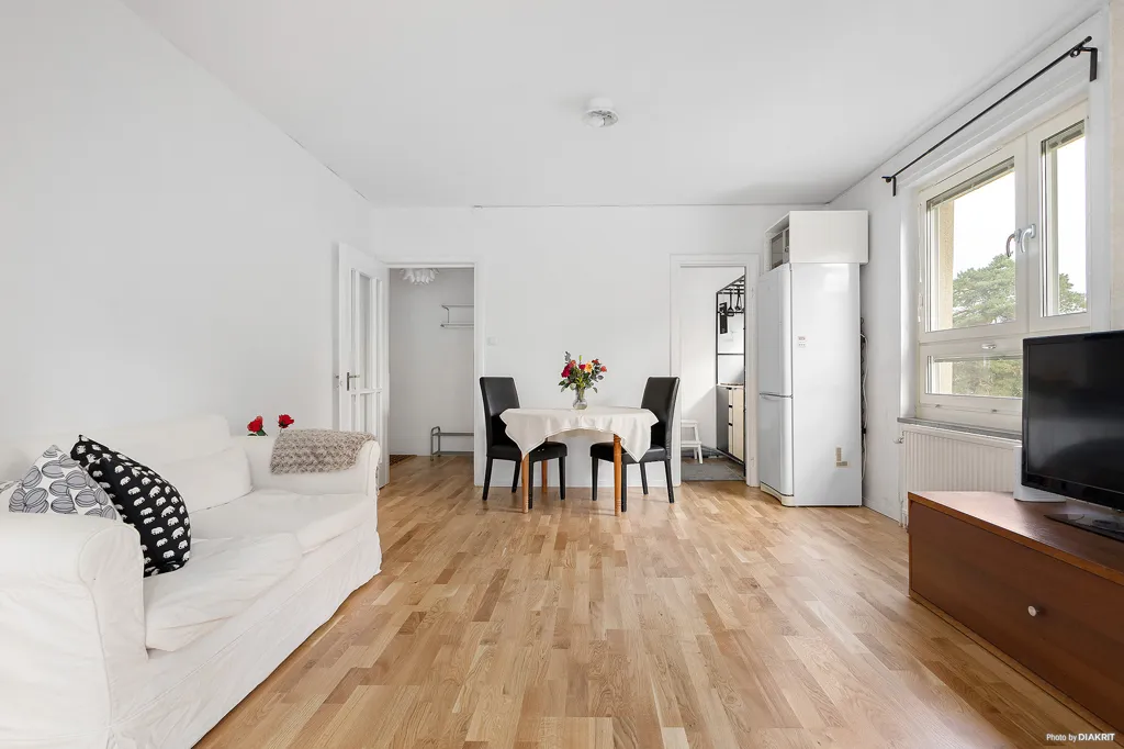 Séjour - 1st Floor Flat with Glass Balcony in Vällingby Centre