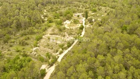Vue aérienne - Ancienne Ferme avec 20 Hectares à Cotignac