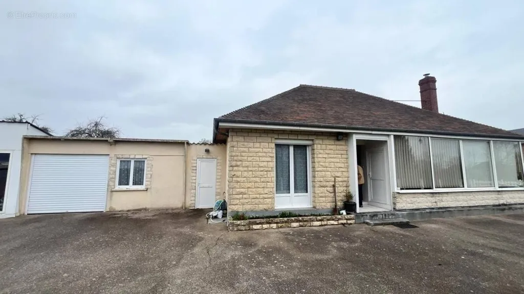 Extérieur - Maison de Plain-Pied avec Piscine Couverte à Thiberville