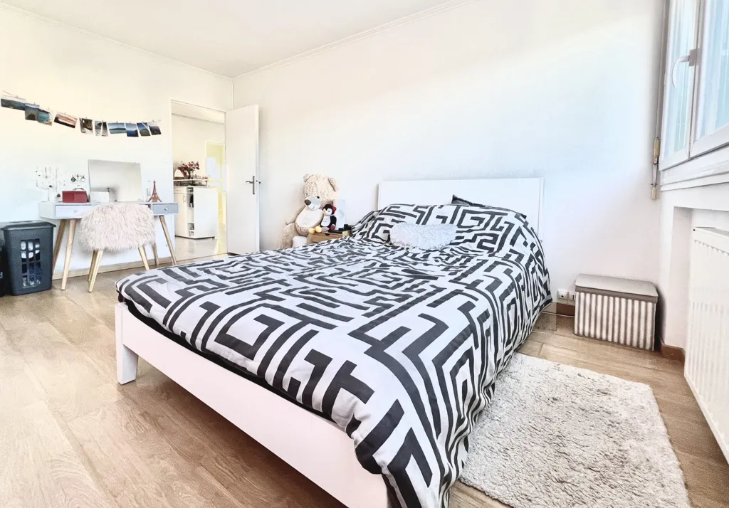 Bedrooms - Renovated T3 with Balcony in Saint-Etienne