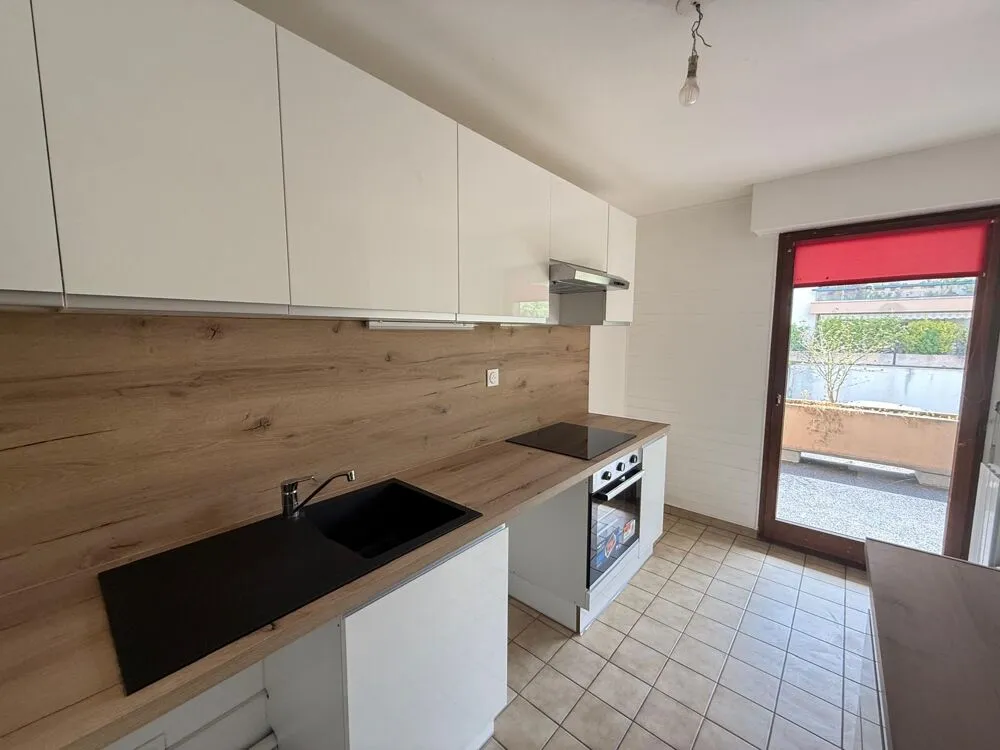 Köök - 3-Bedroom Apartment with Balcony in Gaillard