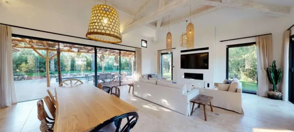 Séjour - Villa Luxueuse avec Piscine à Saint-Tropez