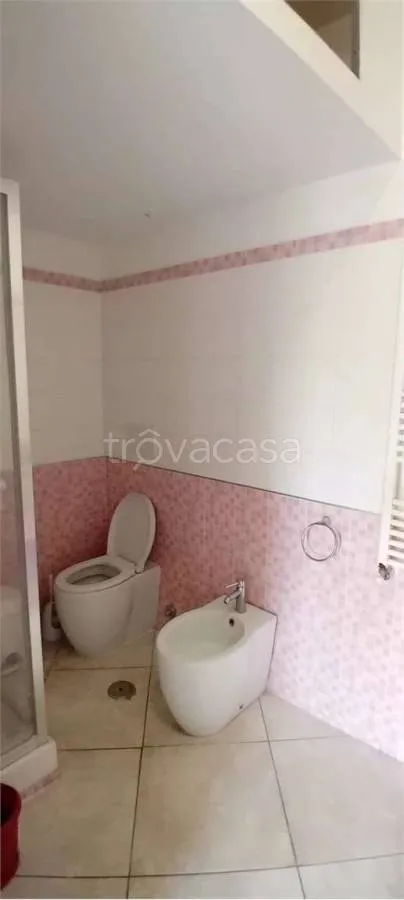 Salles de bain - Rear-Facing Apartment with Terrace in Latina