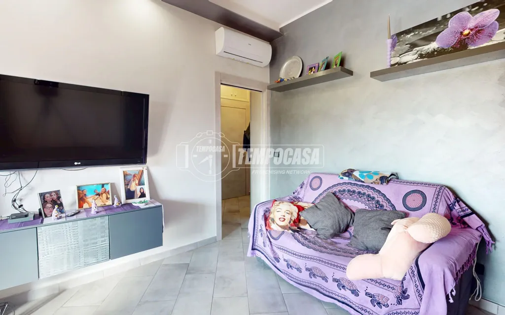 Séjour - Rear-Converted Apartment with Balcony in Turin