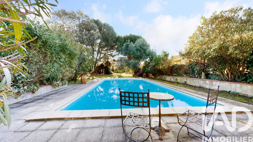 Piscine - Maison Traditionnelle avec Piscine à Balma