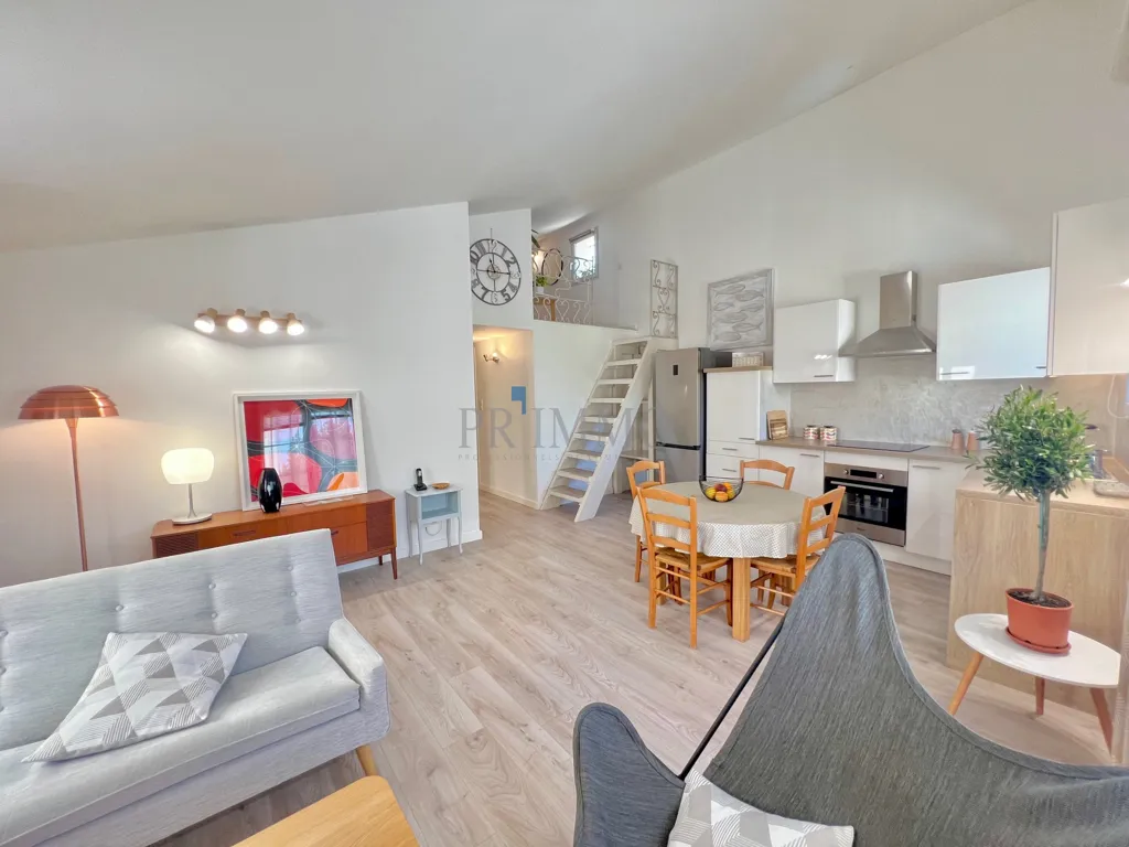 Séjour - Appartement T3 avec Mezzanine au Centre Historique de Fréjus