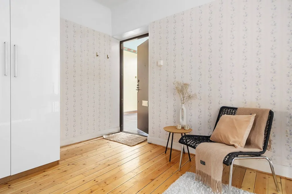 Hallway - 1930s Charm Flat in Haga Norra, Solna
