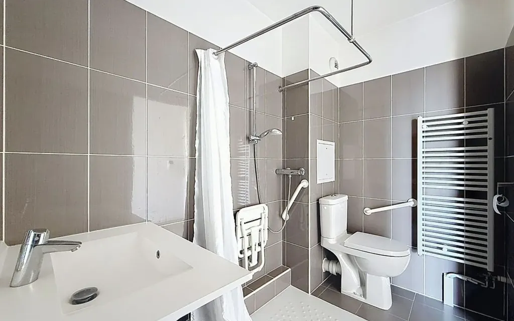 Salles de bain - Studio avec Ascenseur au Centre de Villecresnes