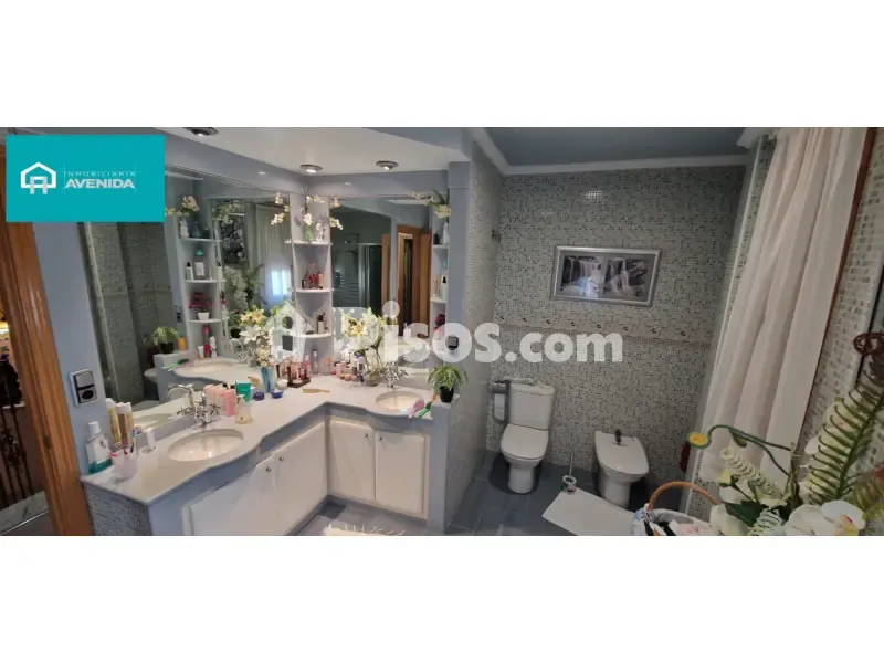 Salles de bain - Three-Bedroom House with Private Garden in Central District