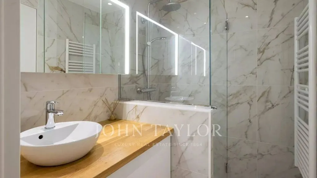 Bathrooms - Luxury Flat with Sea View in Cannes