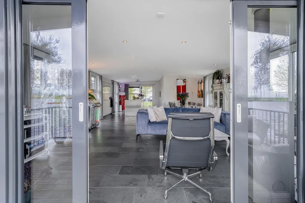 Esik - Floating House with Private Dock in IJsselmuiden