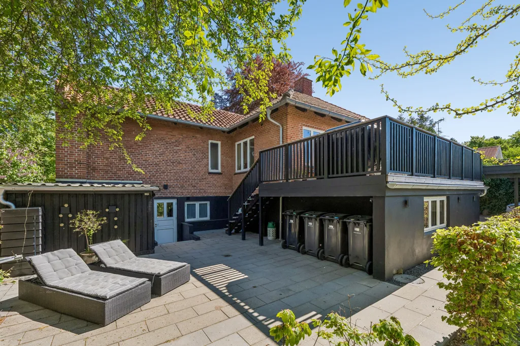 Terrace - Charming Brick Villa with Terrace in Birkerød