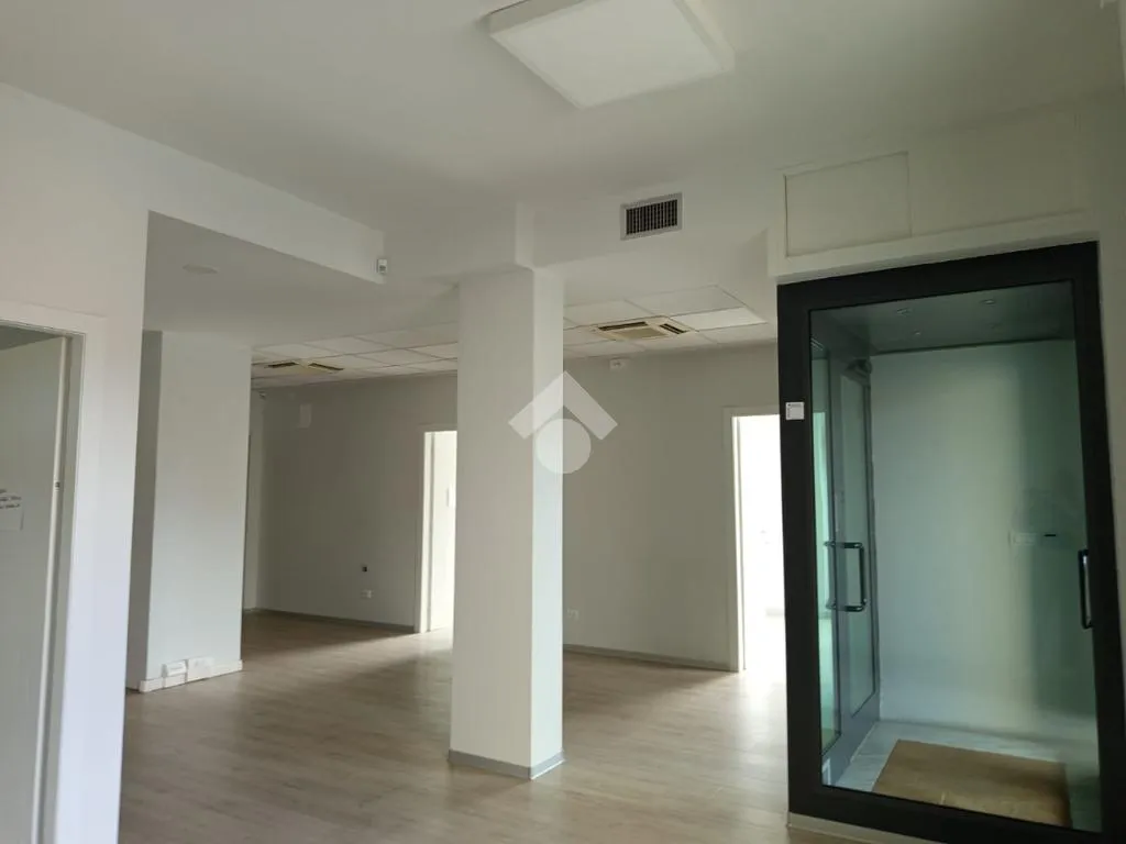 Pièces - Directional/Sanitary Space in Carrara Centre