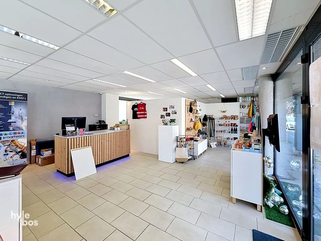 Toad - Commercial Unit with Large Windows in Belsele