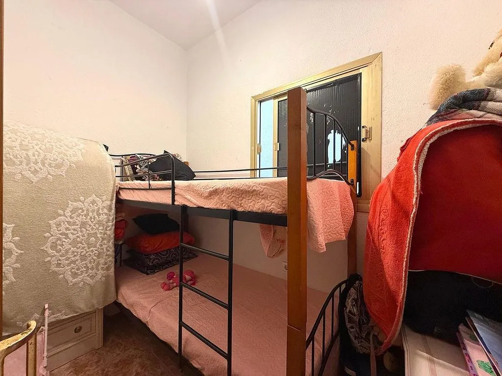 Chambres - 2-Bedroom Apartment with Potential in Luchana