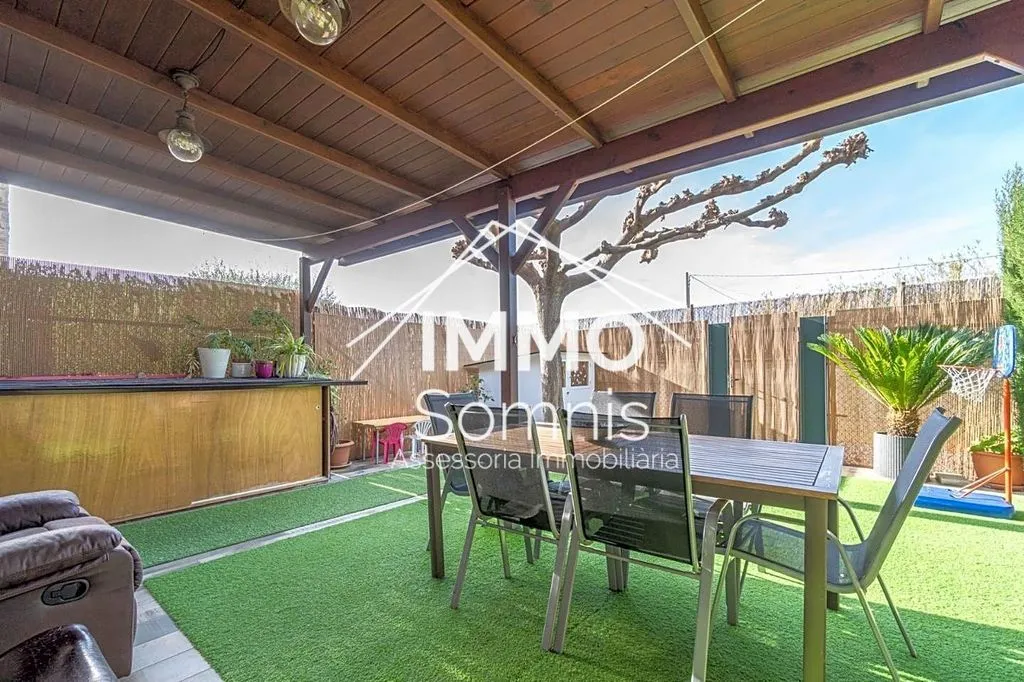 Terrazza - Townhouse with Pool in Torroella de Fluvià