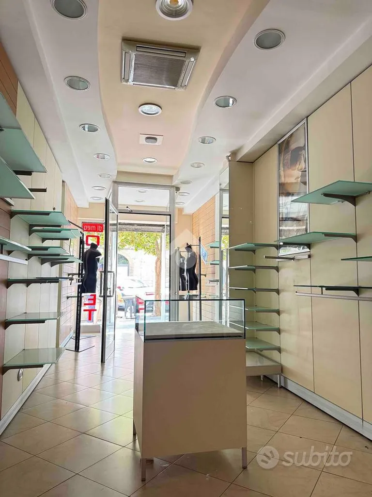 Toad - Commercial Space with High Visibility on Main Street, Venafro