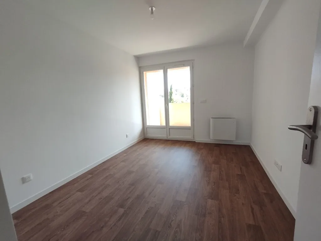 Pièces - Appartement Traversant avec Balcon à Aubagne