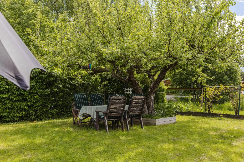 Aed - Cottage with Garden on Corner Plot in Allmänning