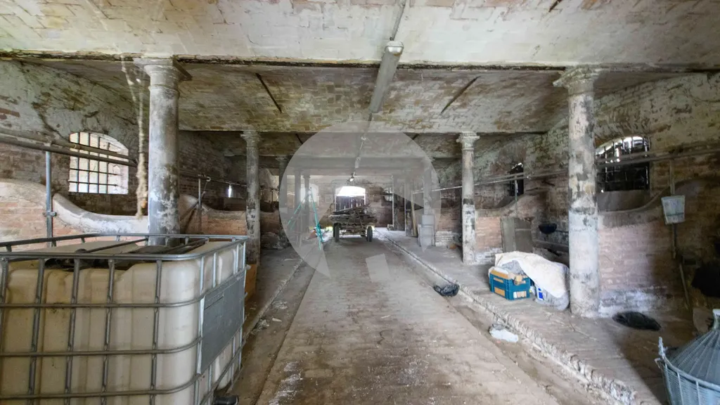 Pièces - Rustic Building with Land Potential in Reggio Emilia