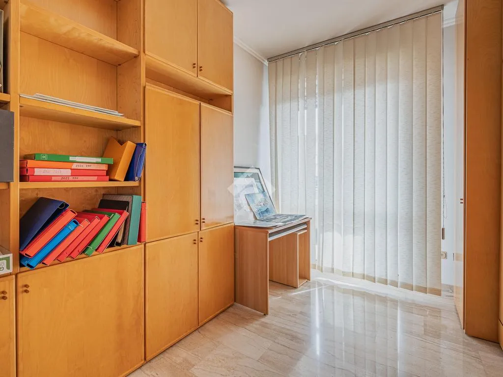 Bureau - South-Facing Apartment with Terrace in Rome