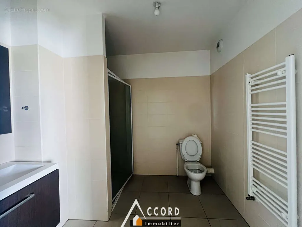 Salles de bain - Studio avec Parking dans le Quartier Recherche à Sartroville
