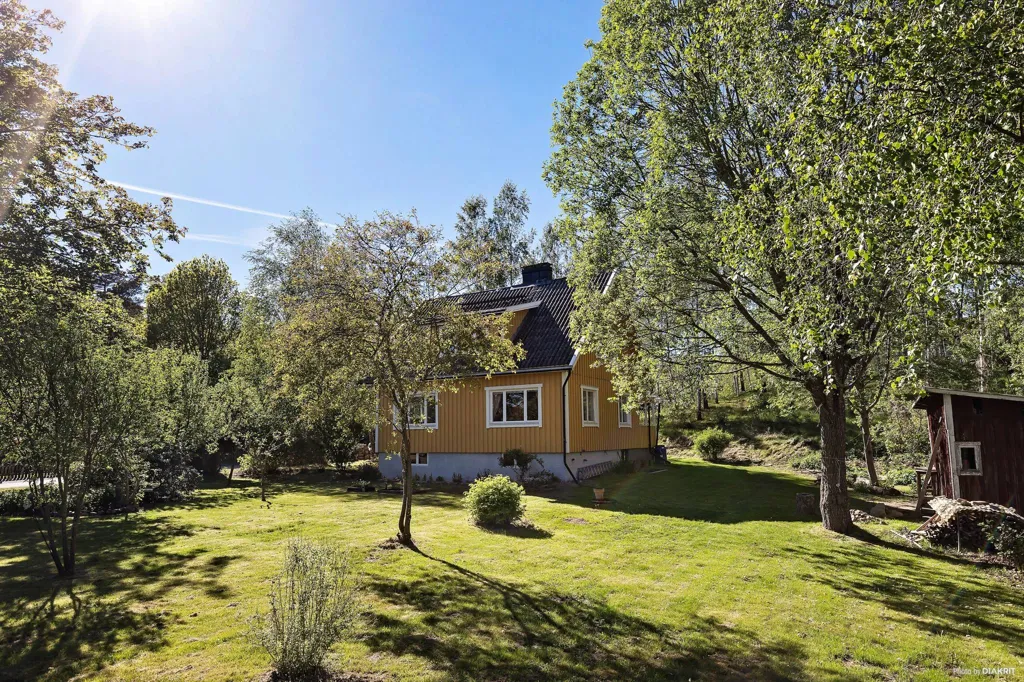 Aed - House with Garden in Åsljunga