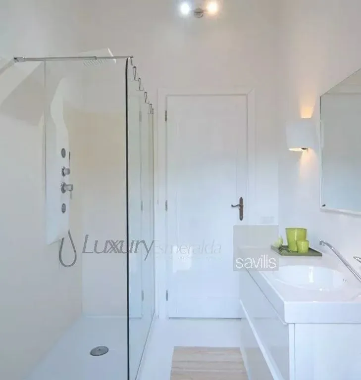 Bathrooms - Luxury Villa with Sea View in San Teodoro
