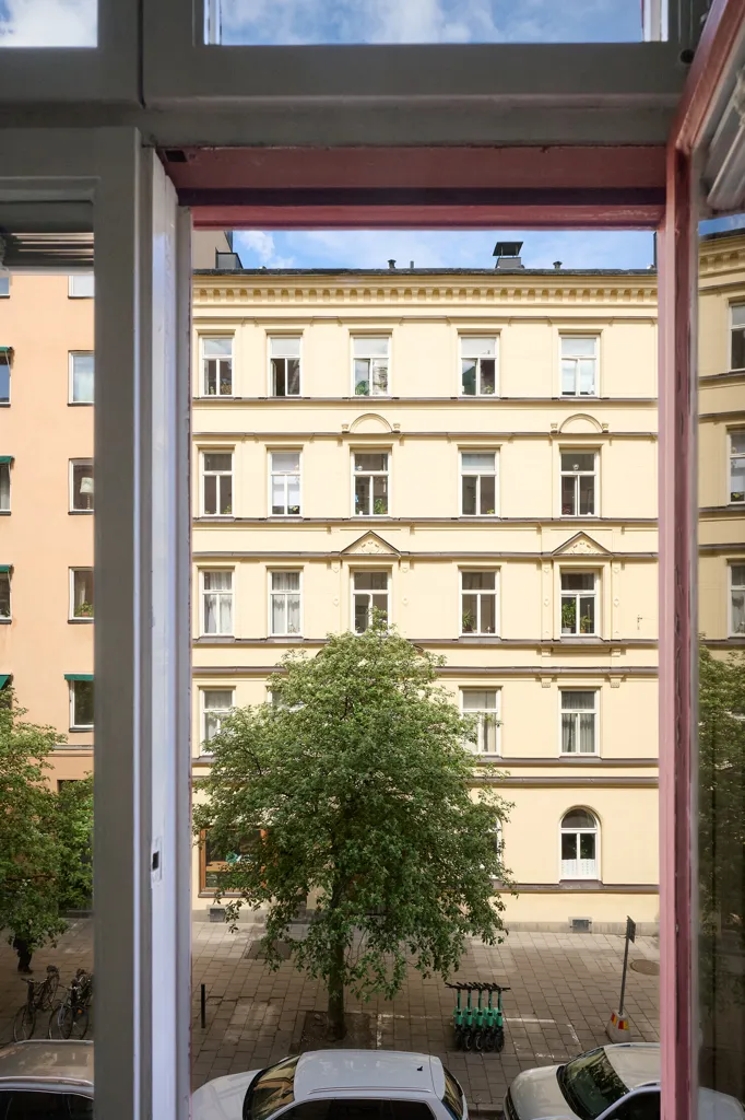 Balcon - Turn-of-the-Century Flat with Garden View in Södermalm