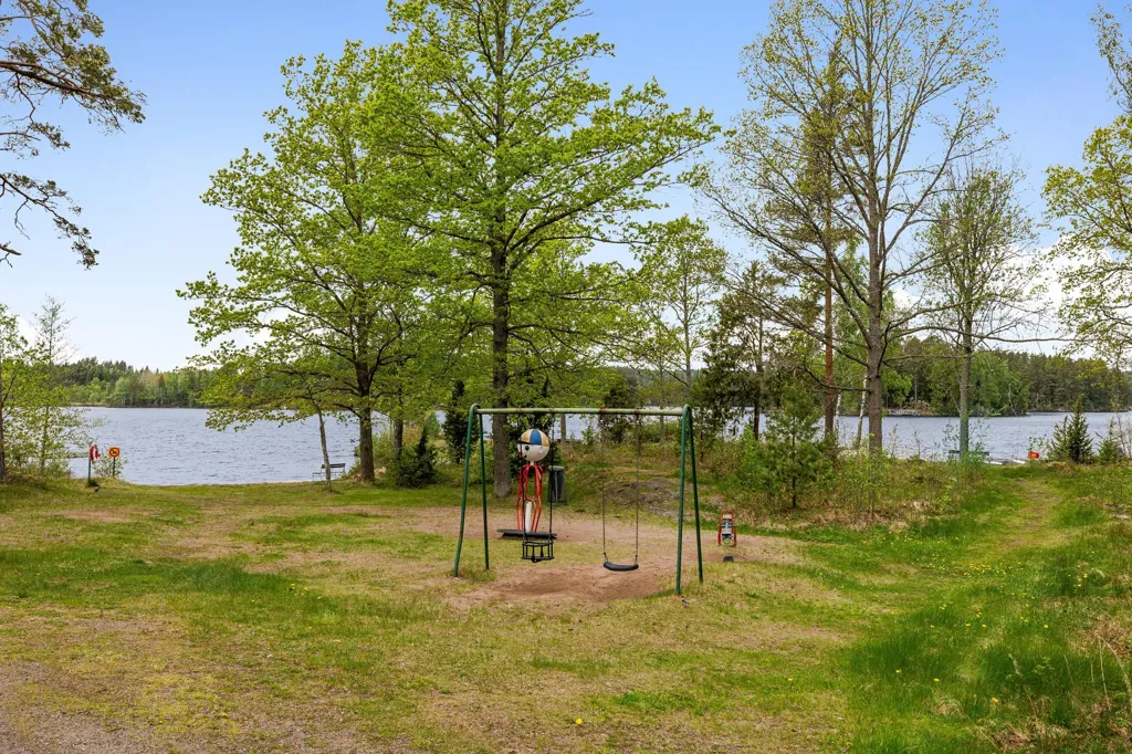 Aed - Charming Cottage with Lake View in Virserum