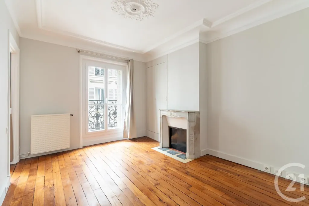 Séjour - Appartement Parisien avec Balcon aux Batignolles