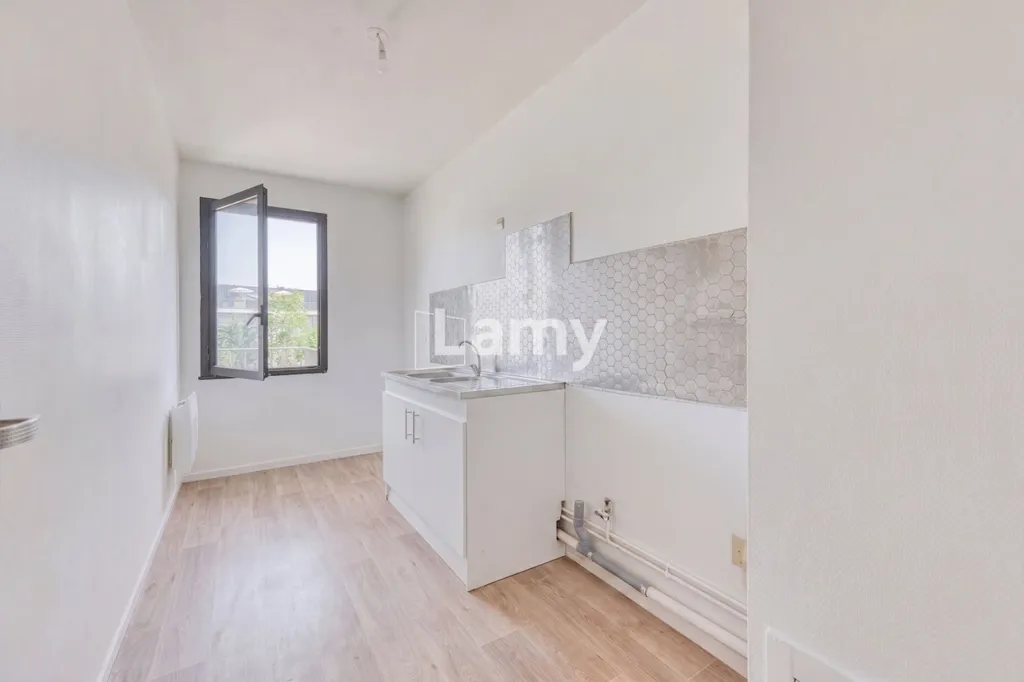 Bathrooms - Bright 3-Bed Flat with Balcony in Bordeaux