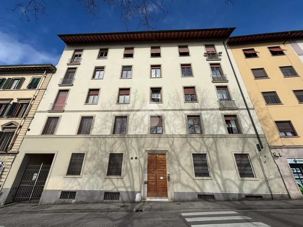 Välivaade - Spacious Apartment with Balcony in Florence