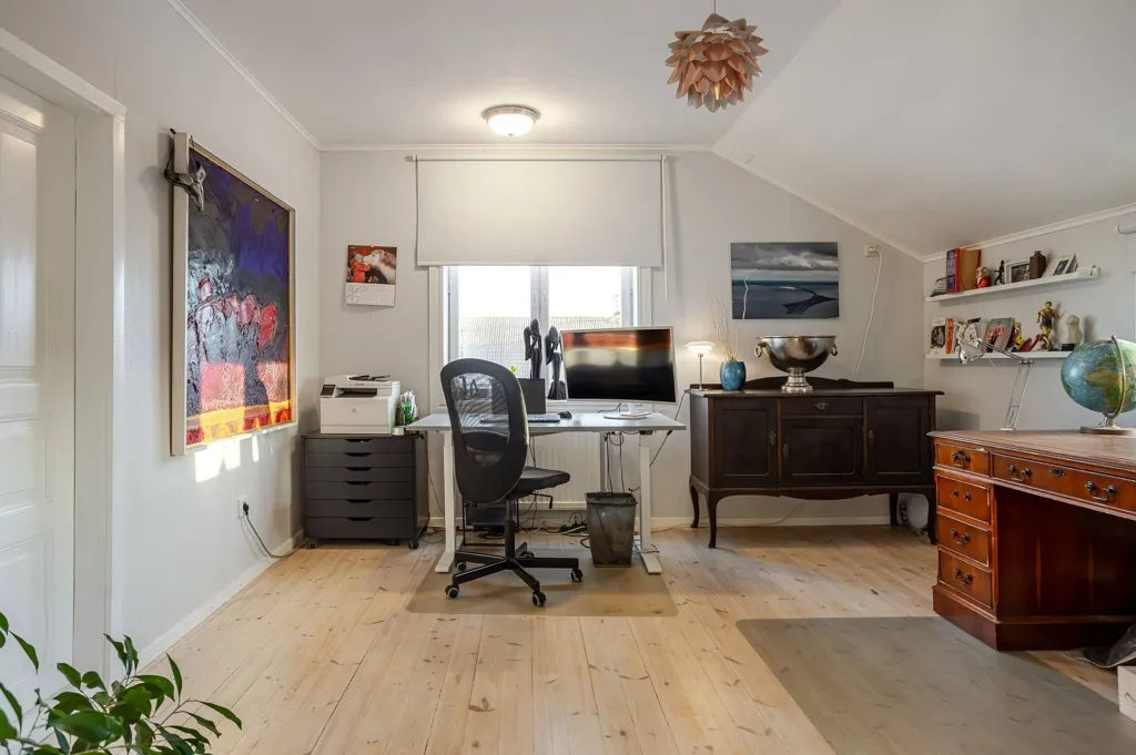 Office - Well-Maintained Farmhouse with Stables in Västernorrland
