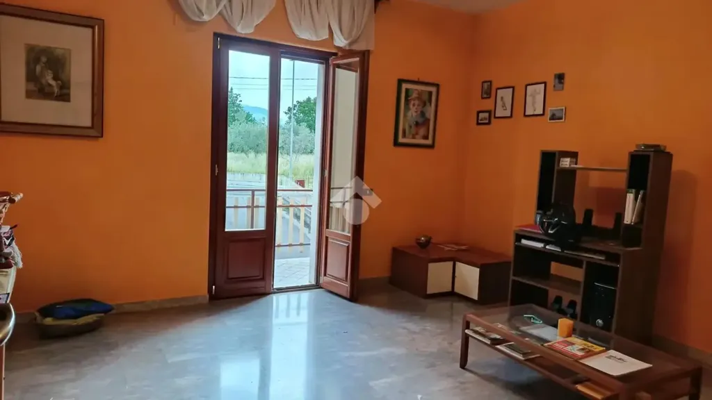 Elutuba - Three-bedroom Apartment with Balcony in Alatri