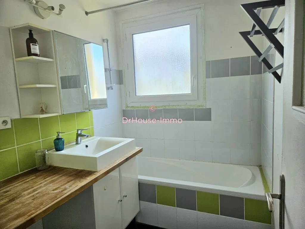 Bagni - 3-Bedroom Flat, South-Facing, Near RER