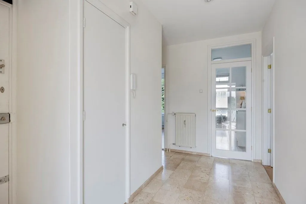 Esik - Bright Two-Bedroom Portiekflat in Benoordenhout