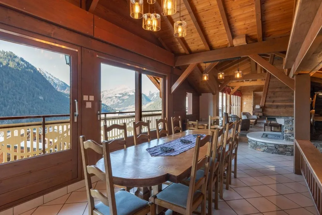 Salle à manger - Chalet Luxueux avec Vue Montagne à Châtel