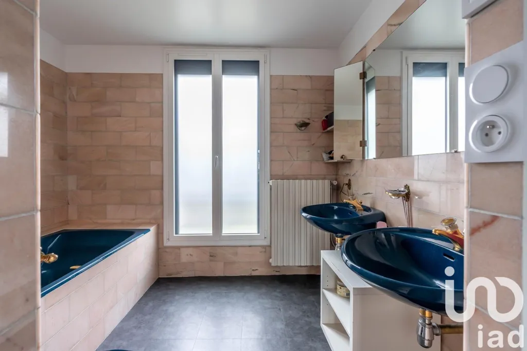 Salles de bain - Villa Luxueuse avec Jardin à Saint-Maur-des-Fossés