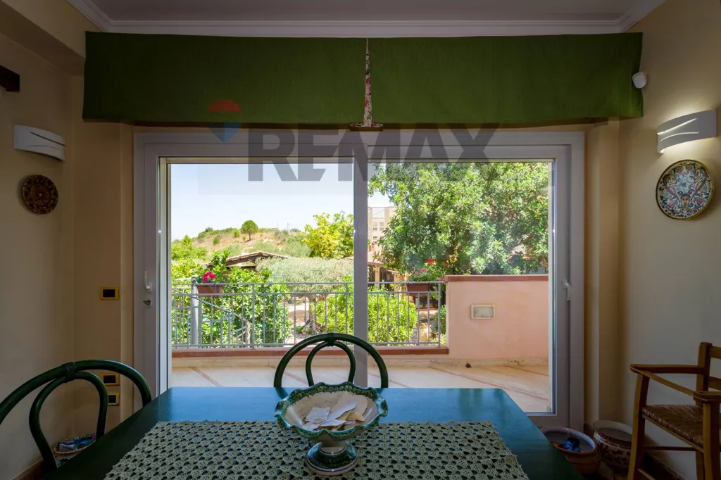 Terrace - Elegant Villa with Pool in Castelvetrano