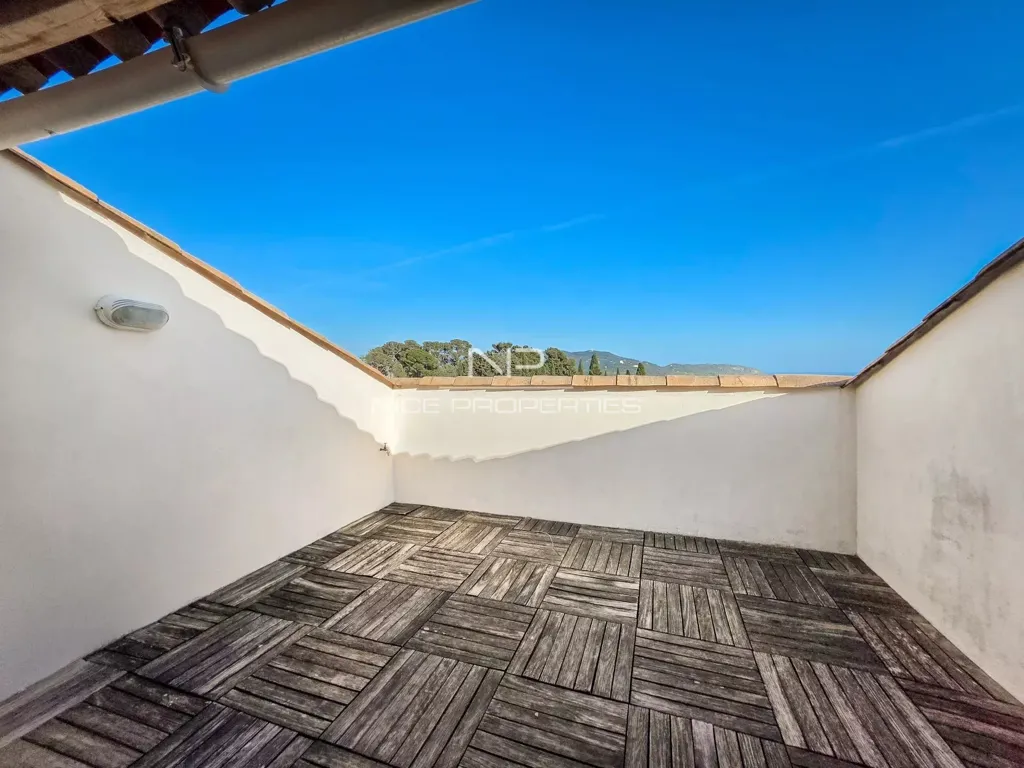 Terrasse - Villa avec Vue Montagne et Piscine à Giraud