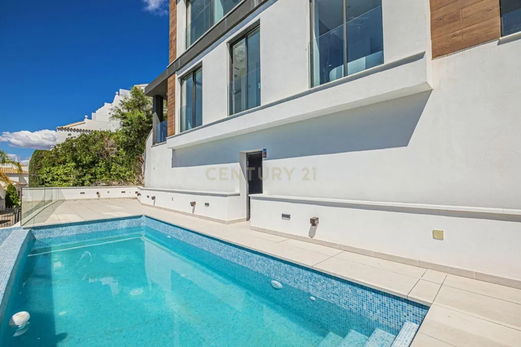 Piscina - Modern Villa with Ocean Views in Costa del Sol