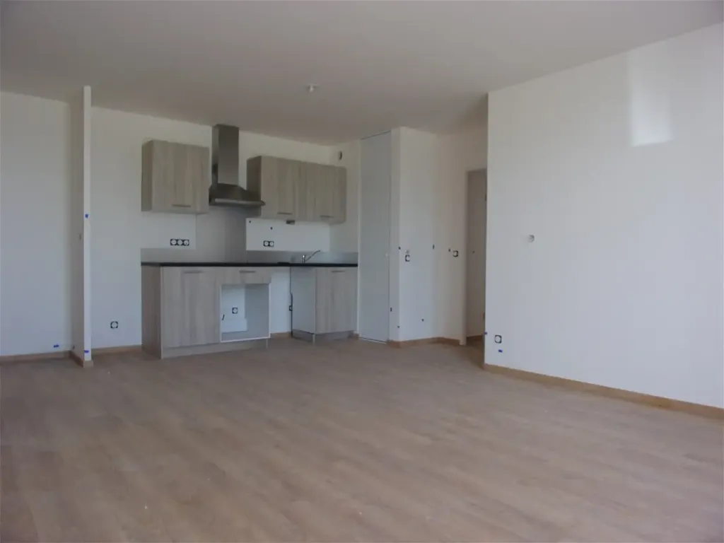 Köök - 3-Bedroom Apartment with Balcony in Vernon