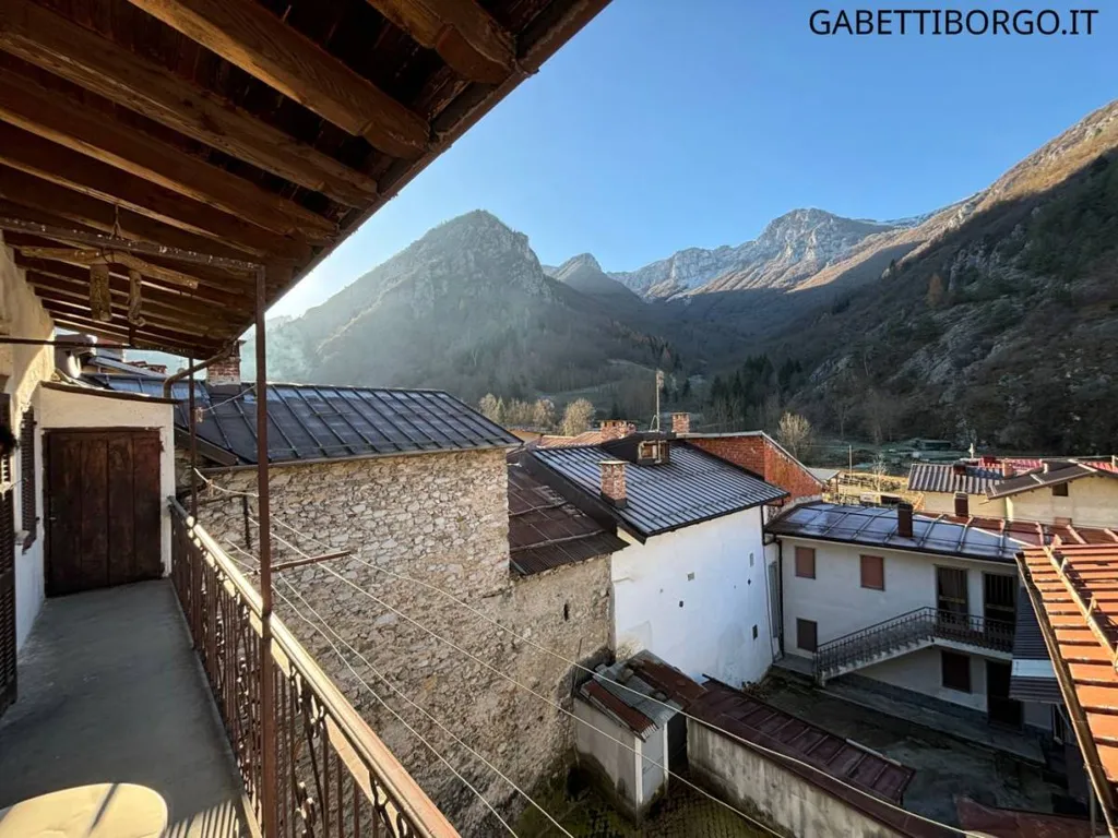 Balcony - Apartment with Mountain View in Roaschia
