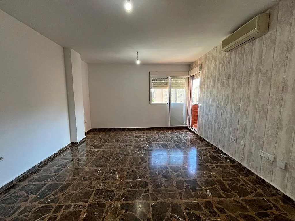 Rooms - Apartment with Balcony in Barrio de Peral