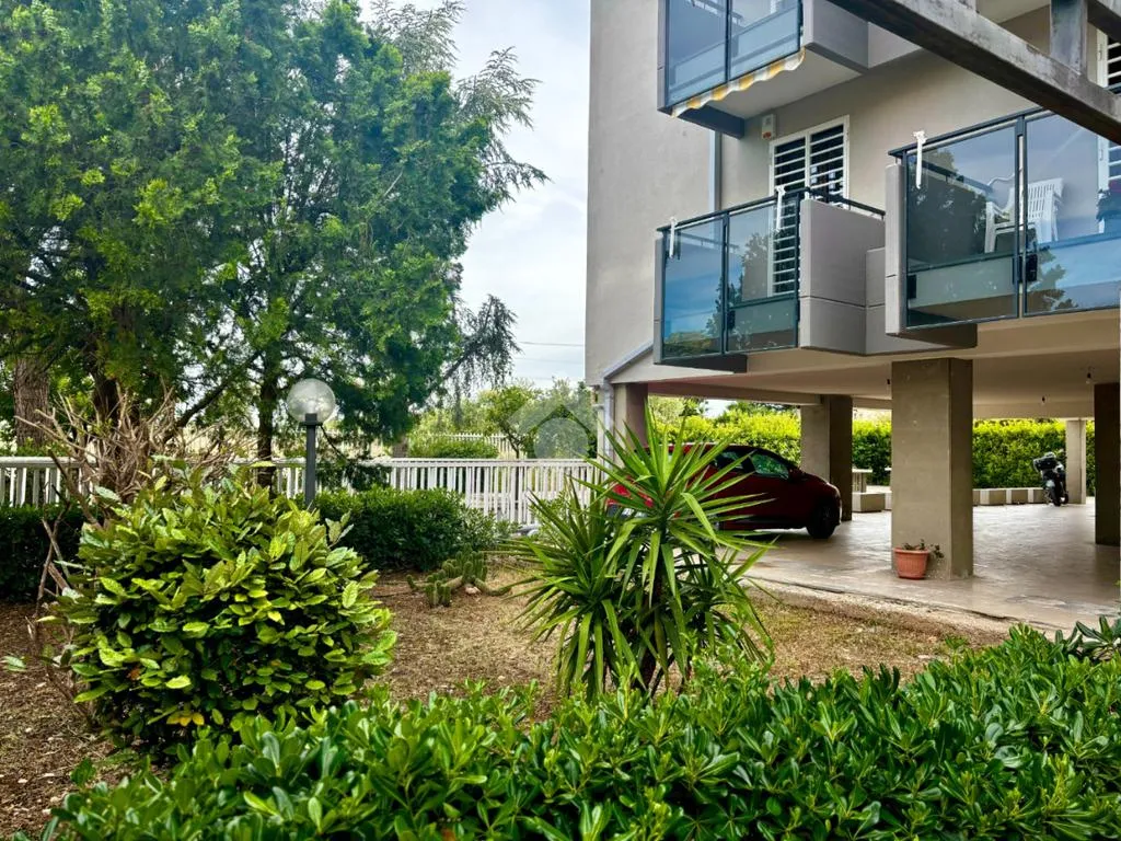 Jardin - Top-Floor Apartment with Balcony in Loseto