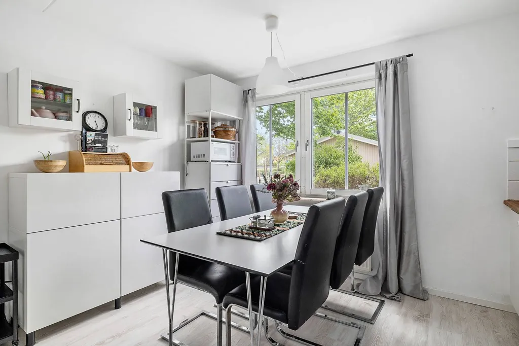 Söögituba - Apartment with Balcony in Stenhagen, Uppsala