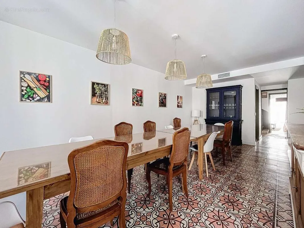 Salle à manger - Immeuble mixte rénové avec local commercial à Saint-Chinian