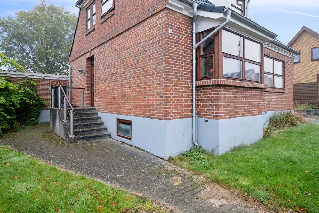 Välivaade - 1928 Brick Villa with Garden in Suldrup