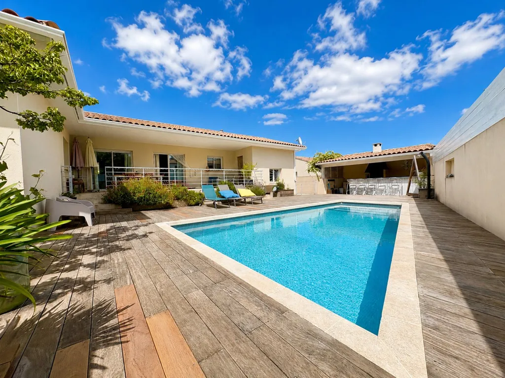 Bassein - Ground Floor Villa with Pool in Clermont-l'Hérault
